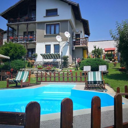 Hotel The White House Kruszuna Zewnętrze zdjęcie