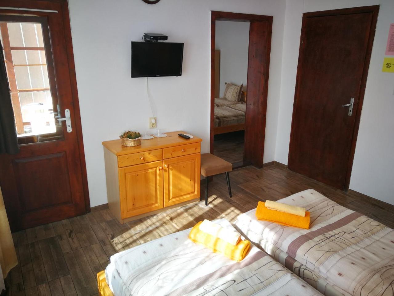 Hotel The White House Kruszuna Zewnętrze zdjęcie